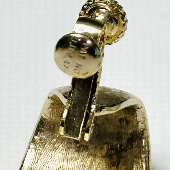 Vintage Large Gold Tone Leaf Earrings Textured Screw Back Clip On Unsigned Hoop - Picture 9 of 11